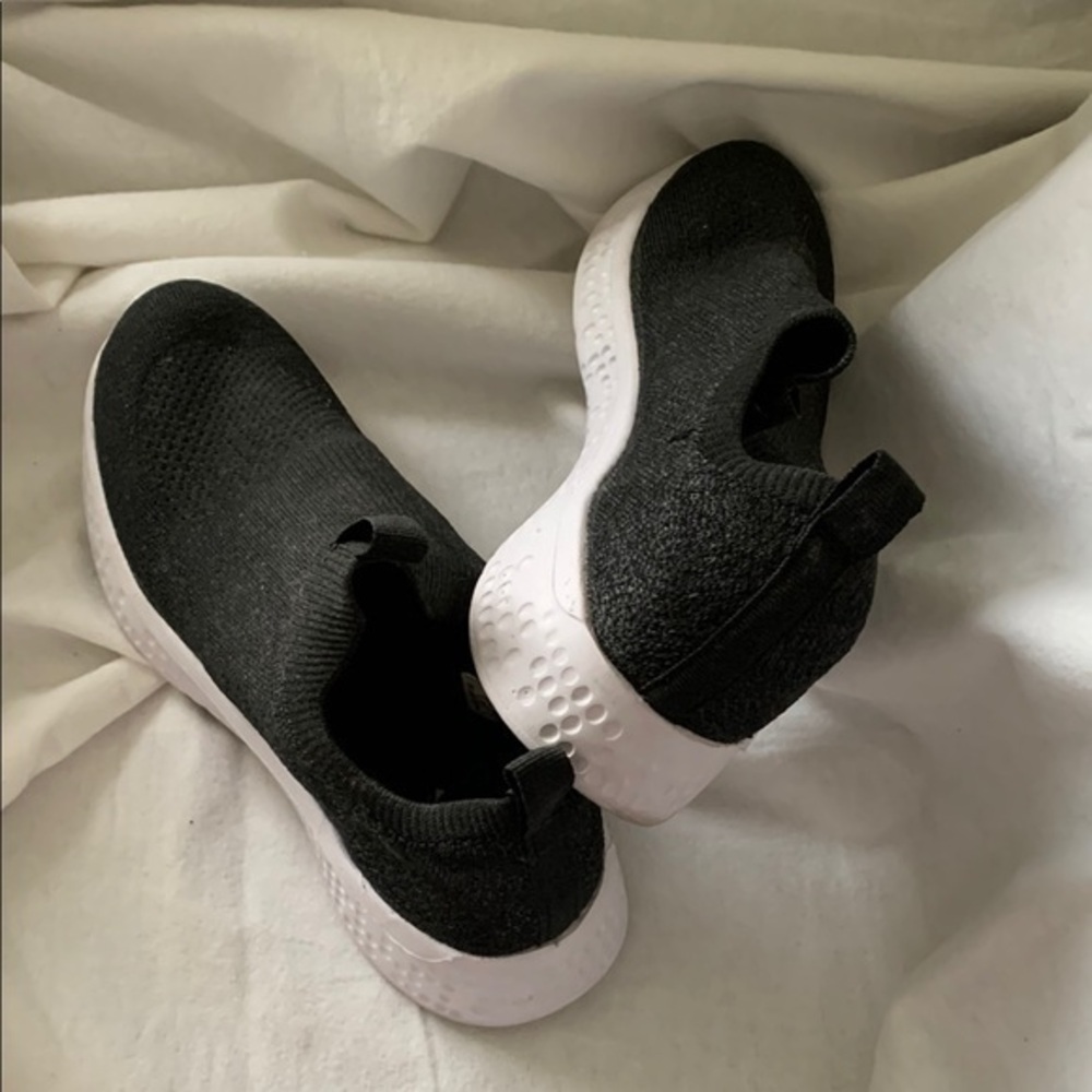 AVIA Women’s Black Knit Slip-On Sneakers. Like new. Size 8